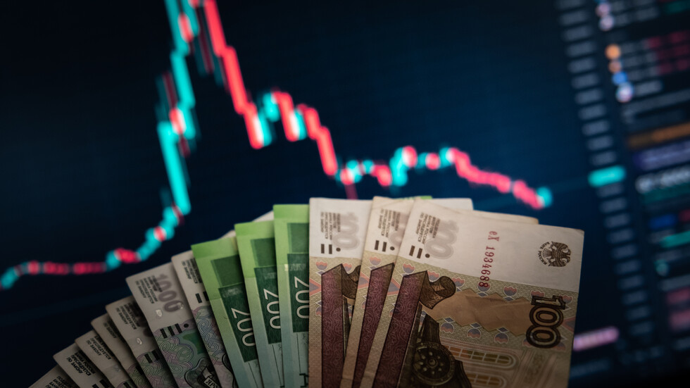 الروبل وبورصة موسكو يتراجعان.. وخبراء يتحدثون عن انخفاض مؤقت