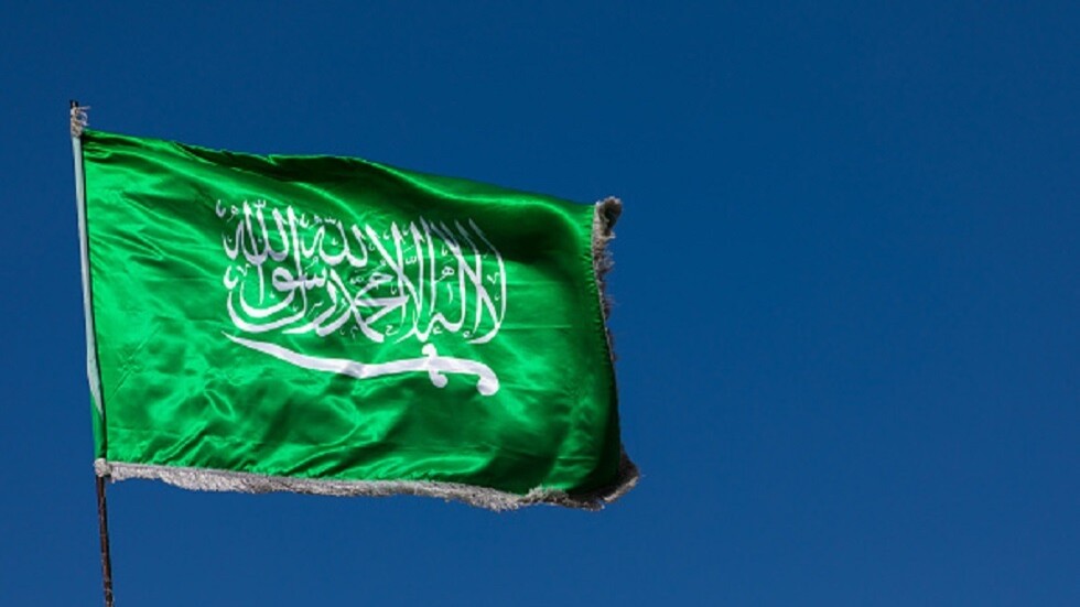 السعودية.. رجل أمن ينقذ سيدة وطفلها من الدهس ويموت دهسا