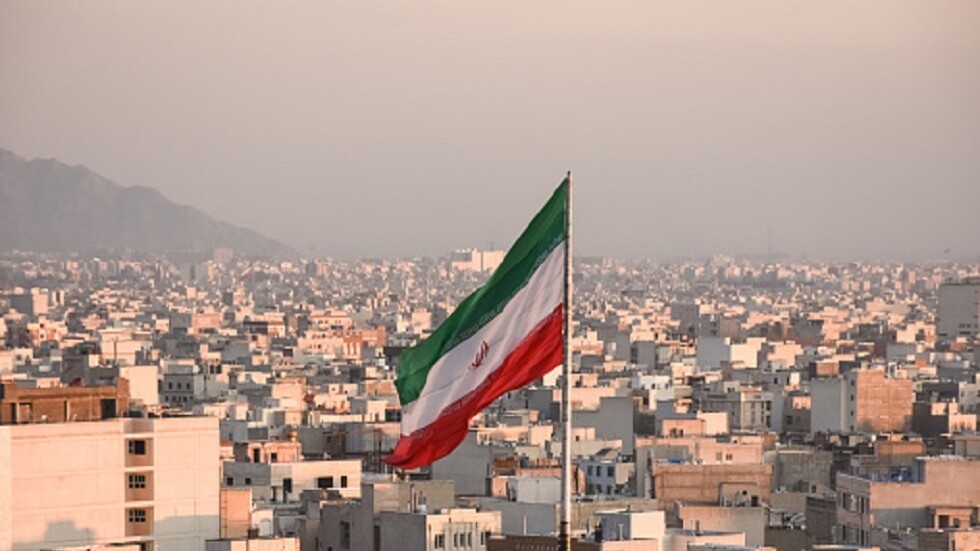 السلطات الإيرانية تتعهد بعدم التساهل مع المتظاهرين