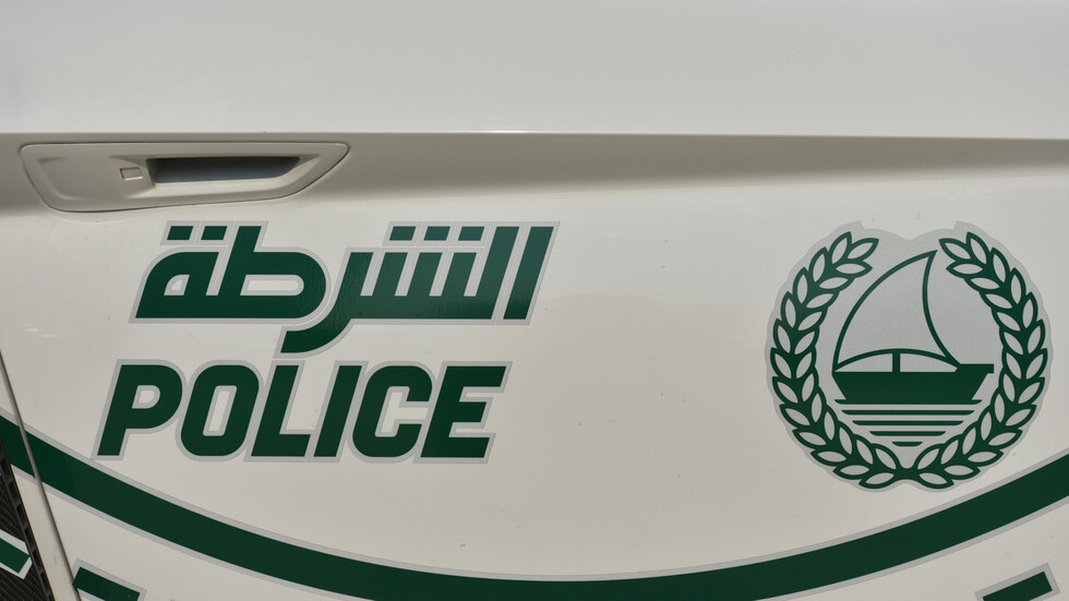 شرطة دبي ترفد أسطول دورياتها بأول سيارة كهربائية فارهة (صور)