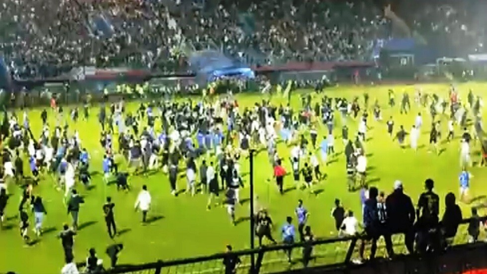 إندونيسيا.. مقتل 127 شخصا خلال أعمال شغب في ملعب كرة قدم (فيديو)