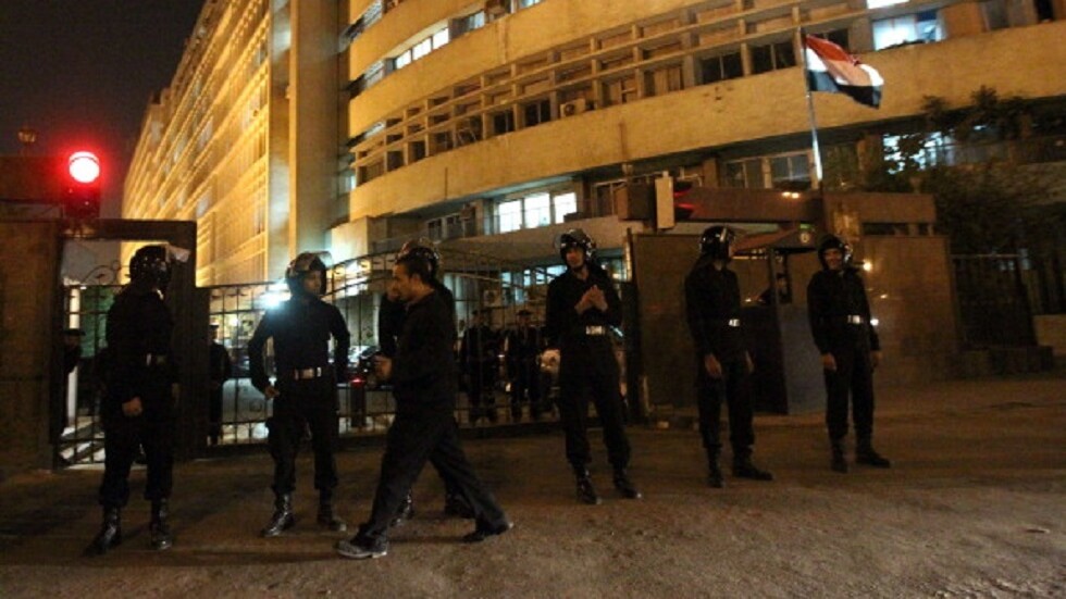 مصر.. امرأة تلقي بابنيها من الطابق الثاني والعناية الإلهية تنقذهما