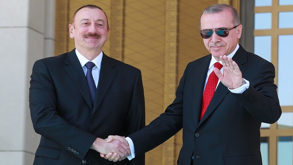 أردوغان وعلييف يسخران من مراسلة "إذاعة الحرية" ويحملانها رسالة إلى "معلمها" جورج سوروس