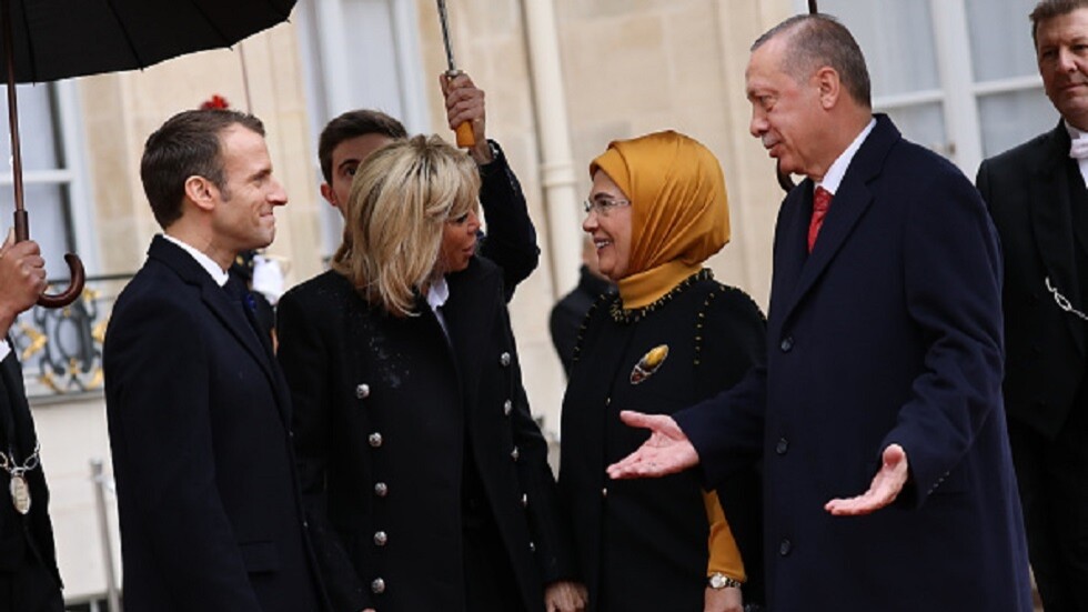 أردوغان عن ماكرون: زوجتانا على علاقة جيدة لكن علاقتي به ليست كذلك