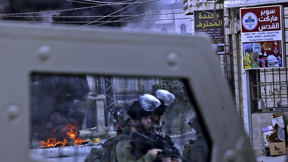 مقتل طبيب فلسطيني برصاصة إسرائيلية اخترقت رأسه أمام مستشفى حكومي
