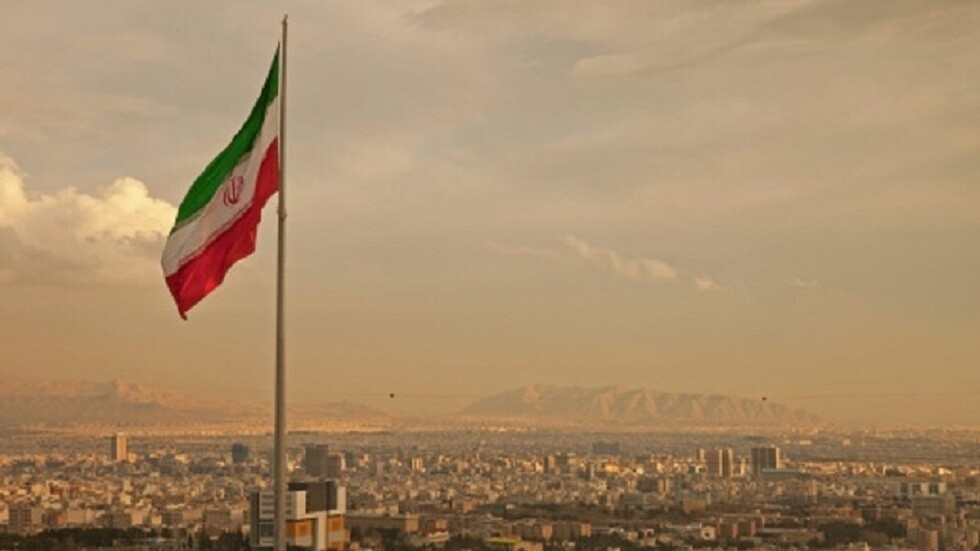 إيران تعتبر مقترحات الدول الغربية التي تفرض عقوبات وتطالب بتزويدها بالنفط والغاز 