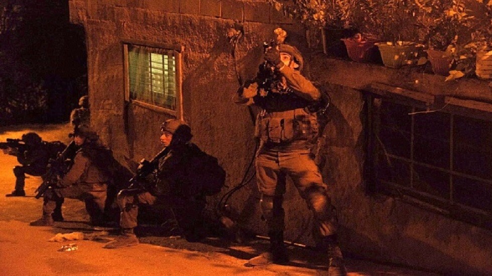 مستوطنون يهاجمون مدنا وقرى بالضفة والقدس ومسلحون فلسطينيون يشنون هجمات في نابلس والخليل ورام الله