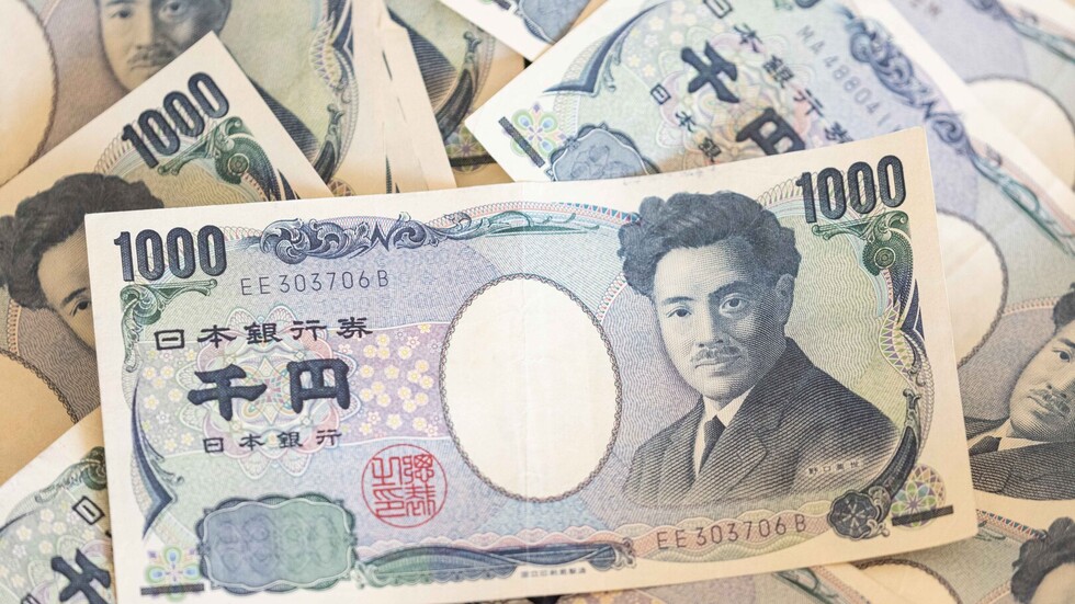 الين الياباني يهبط إلى أدنى مستوى منذ 1990