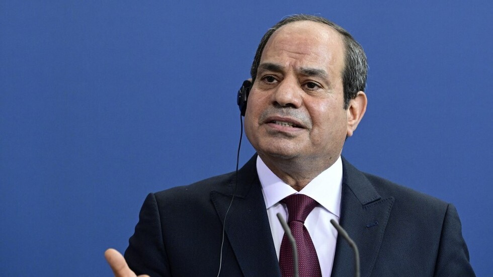 السيسي يفاجئ عاملا: "أنت بتقبض كام؟" (فيديو)