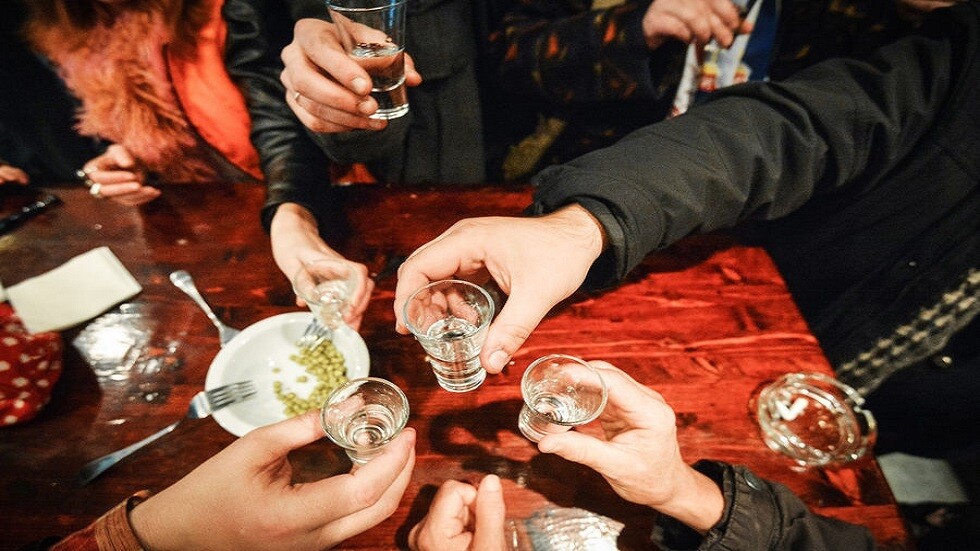 أطعمة يمكن تناولها مع الكحول دون الخوف من زيادة الوزن