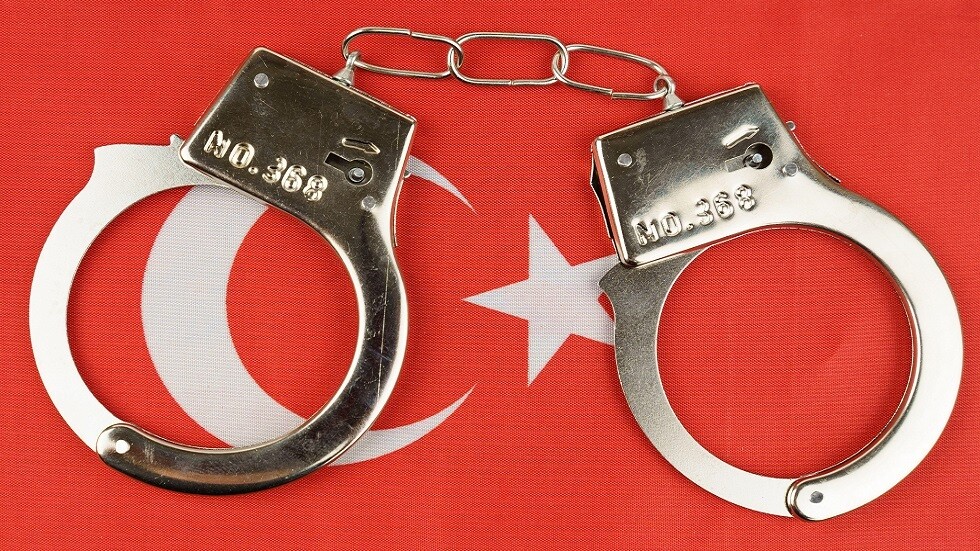 تركيا.. توقيف رئيسة نقابة الأطباء لدعوتها إلى إجراء تحقيق في استخدام أسلحة كيميائية