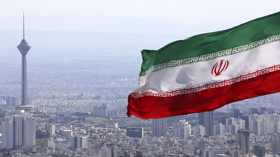 العملة الإيرانية تهوي إلى مستوى منخفض جديد مقابل الدولار