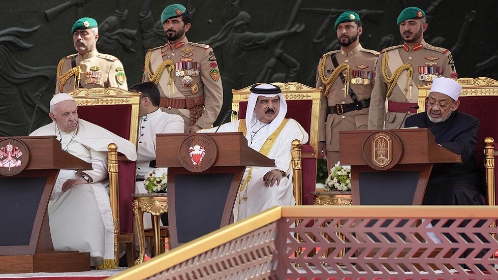 بحضور بابا الفاتيكان وشيخ الأزهر.. ملك البحرين يؤكد أهمية دور القيادات الدينية في العالم المعاصر