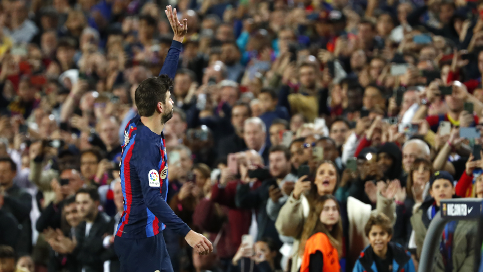 برشلونة يهزم ألميريا وبيكيه يغادر الملعب قبل نهاية المباراة في مشهد مؤثر (فيديو)
