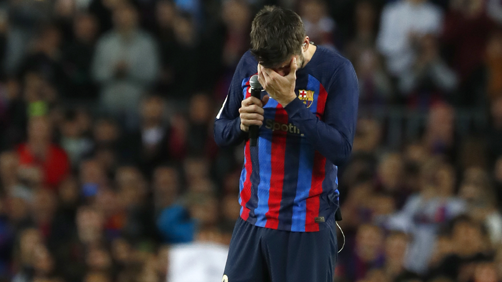بيكيه يودع برشلونة بالدموع والجماهير تهتف "رئيس رئيس" (فيديو)