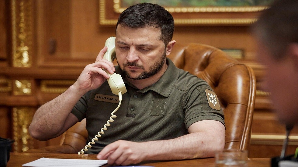 سياسي فرنسي: بايدن سوف يتخلص من زيلينسكي عندما ينتهي دوره