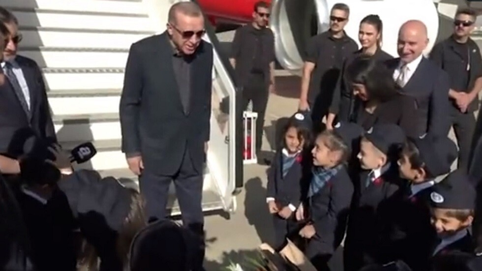 أردوغان يقود قطارا ويغني مع الأطفال في غازي عنتاب (فيديو)
