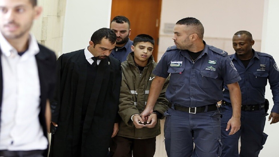 والدة الطفل الفلسطيني الأسير أحمد مناصرة: اليوم لمست إصبع ابني لأول مرة منذ 7 سنوات (فيديو)