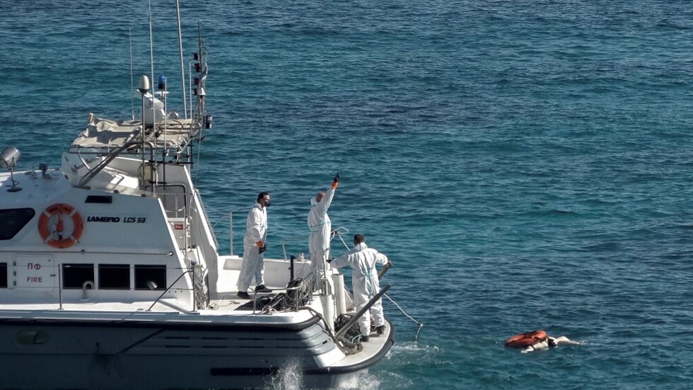 اليونان: إنقاذ 62 مهاجرا من مركب شراعي في بحر إيجة