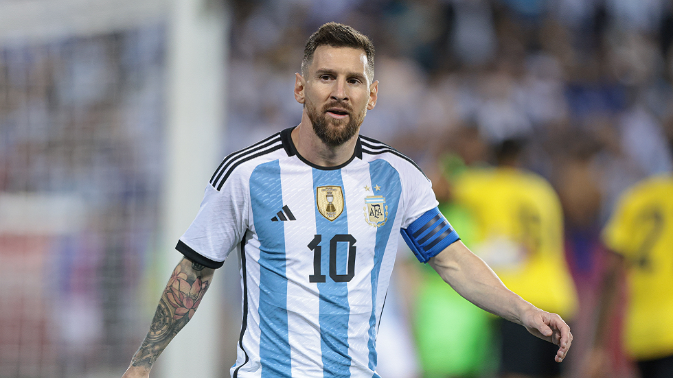 ميسي يتظاهر بالإصابة خلال تدريبات منتخب الأرجنتين في الإمارات (فيديو)