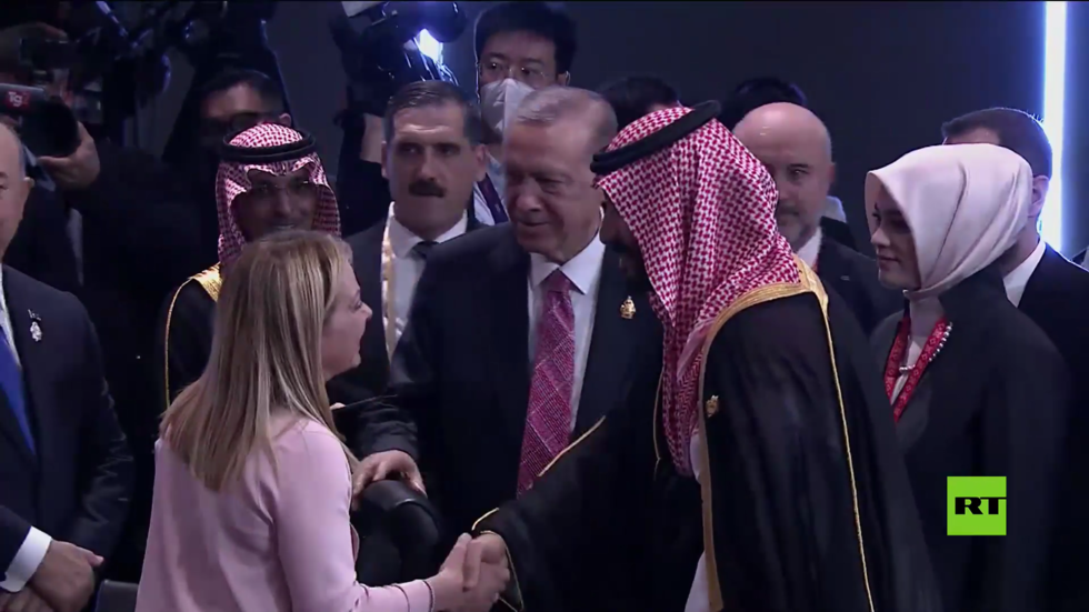 قمة العشرين.. الكاميرات توثق لحظات تعارف بين جورجا ميلوني ومحمد بن سلمان