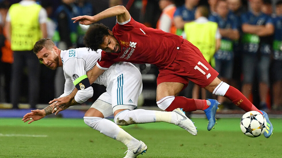 أعداء الأمس أصدقاء اليوم.. صلاح يعانق راموس بحضور السلطان في دبي (فيديو)