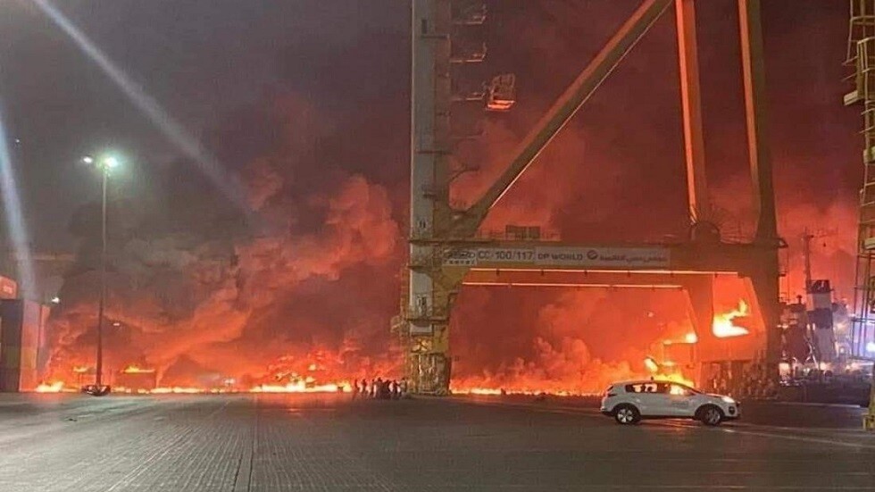 الأردن.. حريق ضخم في منطقة الشلالة بالعقبة (فيديو)