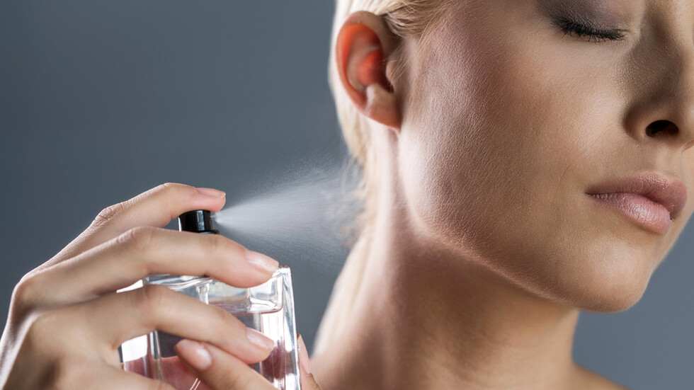 من استخدام الإسفنجة إلى رش العطر على الرقبة  .. إجراءات شائعة للحفاظ على الجمال تضر بالصحة