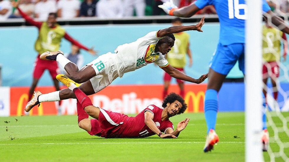 "استوديو وسط الصحراء" يسأل: هل حرمان منتخب قطر من ركلة جزاء أثر على نتيجة المباراة (فيديو)؟