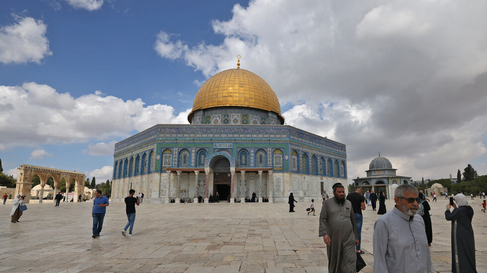 مستشفى إسرائيلي يفصل طبيبا قدم قطعة حلوى لطفل فلسطيني