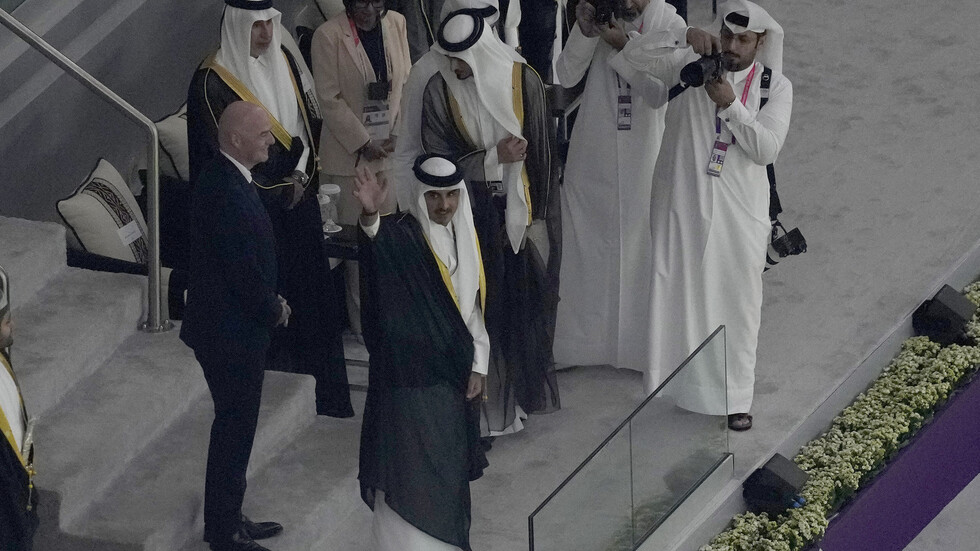 شاهد.. رد فعل أمير قطر على تحية فتاة أعربت عن فخرها به! (فيديو)