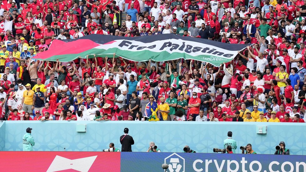 البحث عن شاب يرتدي علم فلسطين ساعد حفيد مدرب البرازيل بعد مباراة صربيا (فيديو)