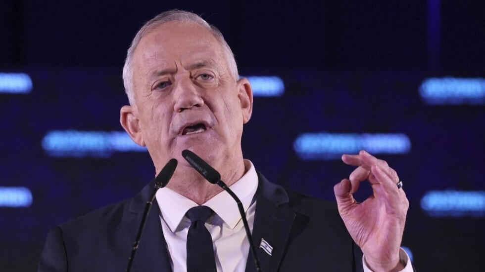 غانتس يعبر عن دعمه الكامل لضابط إسرائيلي قتل شابا فلسطينيا في حوارة من المسافة صفر