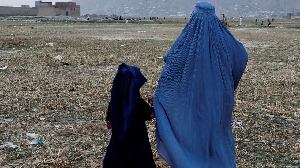 "طالبان" تجلد سيدة أفغانية خرجت للسوق من دون محرّم (فيديو)