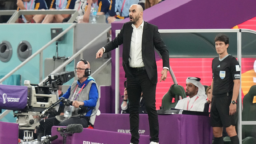 لقطة مؤثرة لمدرب منتخب المغرب بعد نهاية مباراة "الأسود" وإسبانيا (فيديو)