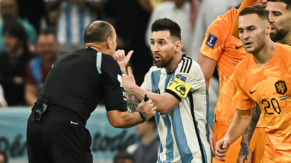 ميسي لمهاجم هولندا: اذهب أيها الأحمق! (فيديو)