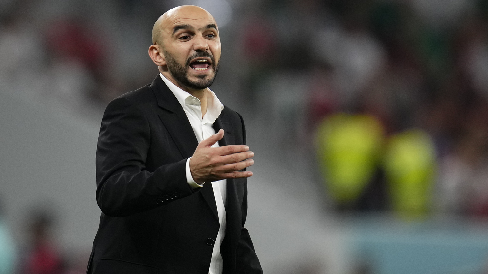 مدرب المنتخب المغربي يوجه سؤالا محرجا لبرشلونة ومانشستر سيتي