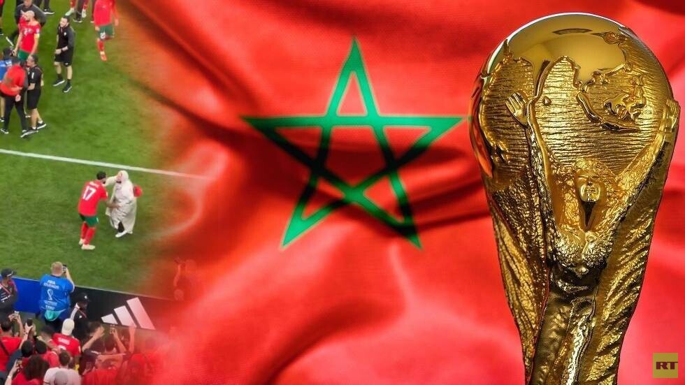 شاهد.. رقصة  سفيان بوفال مع والدته في ملعب 