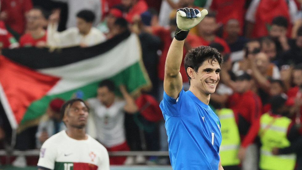 بالفيديو.. تصرف نبيل من الحارس المغربي بونو مع زميله في منتخب 