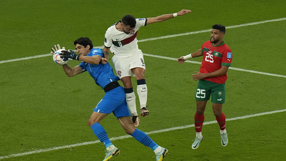 "كنا مقصرين".. تصريح طريف باللهجة المغربية لبونو بعد التأهل لنصف نهائي المونديال (فيديو)