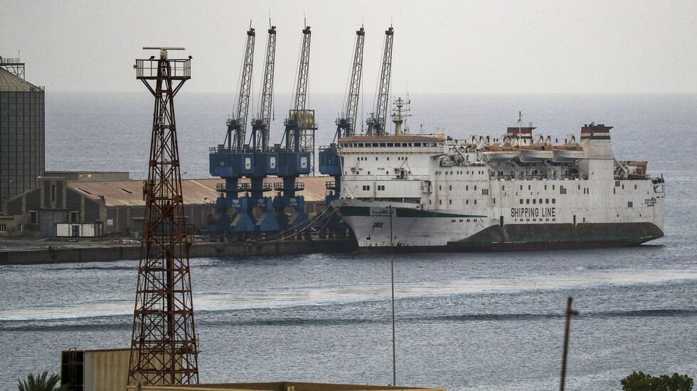 السودان والإمارات يوقعان اتفاقية بمليارات الدولارات لإنشاء ميناء على البحر الأحمر