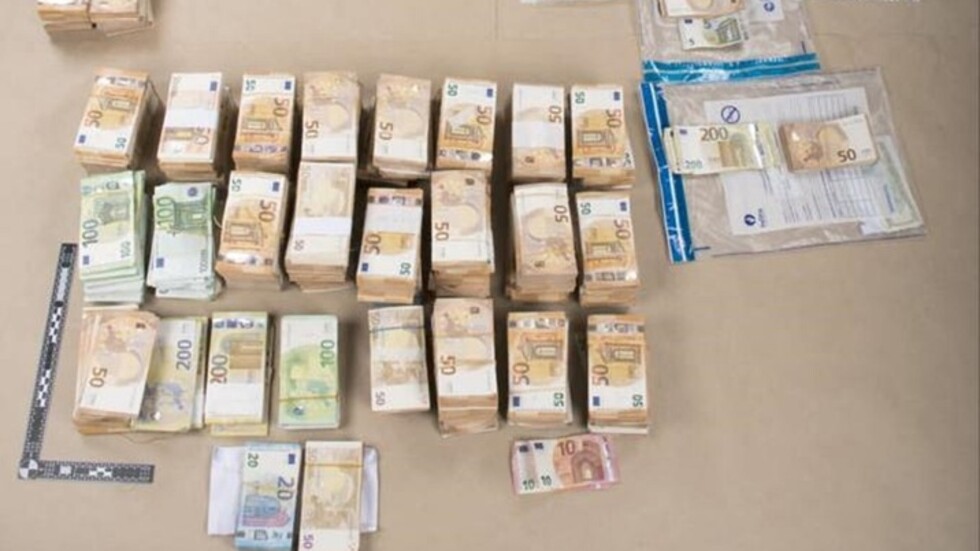 الشرطة البلجيكية تعرض فيديو حقيبة بيوروهات مكدسة لمسؤولة أوروبية متهمة بالتورط في قضية فساد