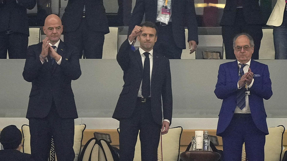 ماكرون يدافع عن زيارته إلى قطر لدعم المنتخب الفرنسي في المونديال