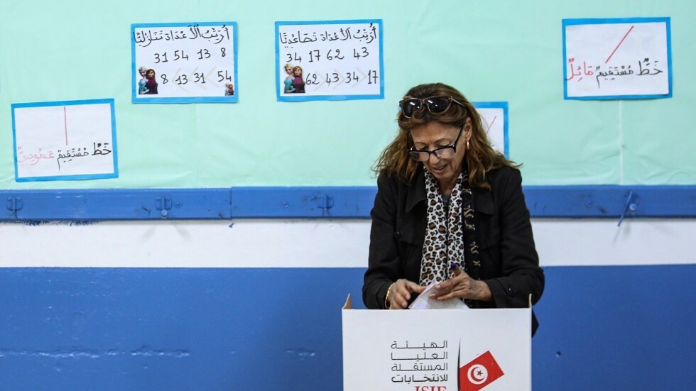 مراكز الاقتراع في تونس تغلق أبوابها في ظل إقبال ضعيف على التصويت