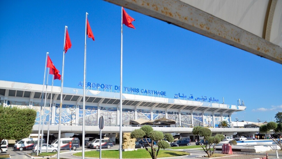 تونس.. أمن مطار قرطاج الدولي يلقي القبض على فنان بحوزته سجائر محشوة بالقنب الهندي