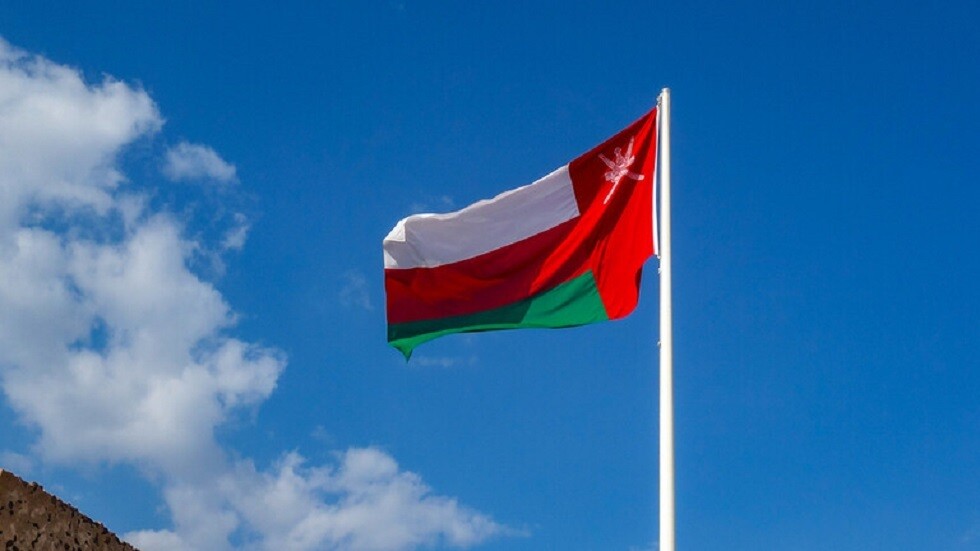 رابع حالة في شهر.. الشرطة العمانية تقبض على رجل طعن موظفة بأحد البنوك