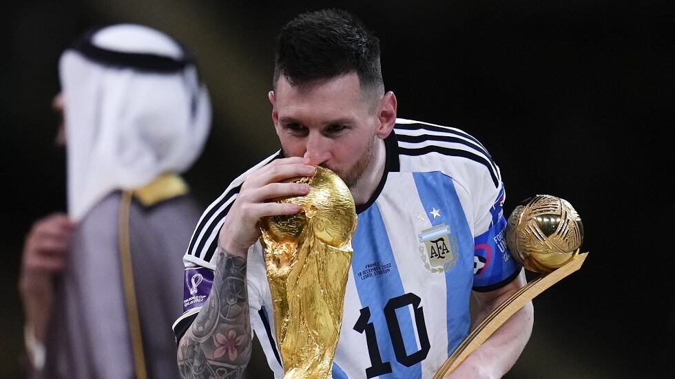 شاهد.. لحظة تقديم الشيخ تميم جائزة أفضل لاعب في مونديال قطر 2022 لميسي