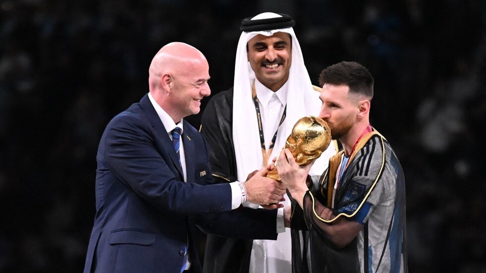 رئيس الـ"فيفا" يتغنى بميسي بعد الفوز بمونديال قطر (فيديو)