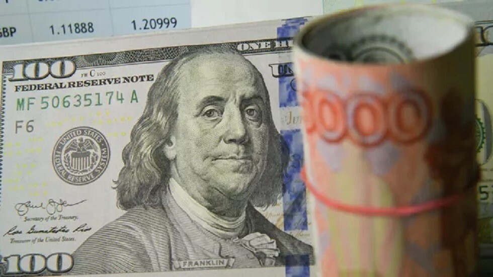 الدولار يتراجع دون مستوى 70 روبلا