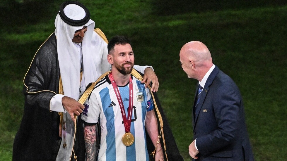 صحيفة ألمانية تتهم ميسي بخرق قوانين الـ"فيفا" بارتدائه "البشت" القطري